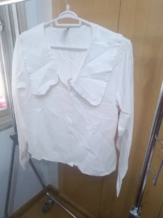 Camisa blanca con cuello volantes
