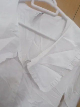 Camisa blanca con cuello volantes