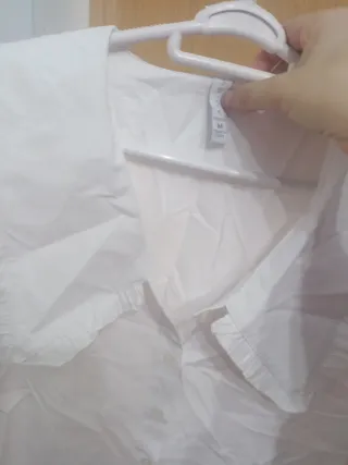 Camisa blanca con cuello volantes