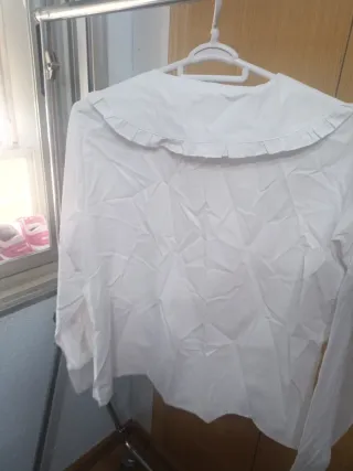 Camisa blanca con cuello volantes