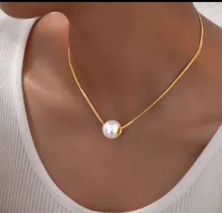 Colgante perla,cadena dorada acero.