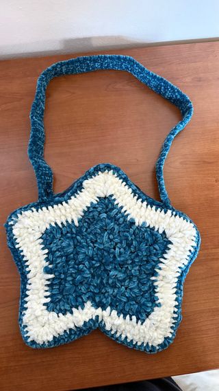 Borsa a stella ad uncinetto blu e bianca