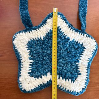 Borsa a stella ad uncinetto blu e bianca