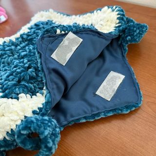 Borsa a stella ad uncinetto blu e bianca