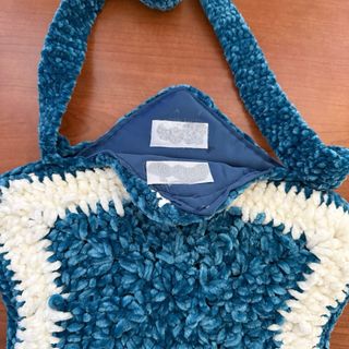 Borsa a stella ad uncinetto blu e bianca