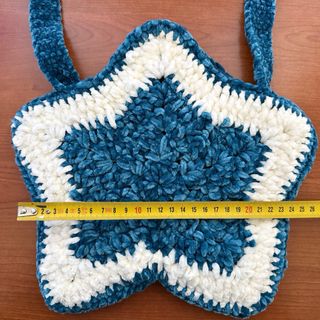 Borsa a stella ad uncinetto blu e bianca
