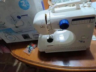 Mini Máquina de Coser Jata 675