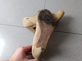 Botines tacón flecos beige