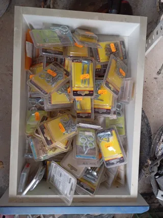 Lote de ferretería: tornillos, cáncamos y más