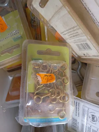 Lote de ferretería: tornillos, cáncamos y más