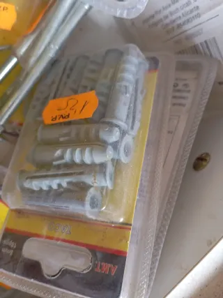 Lote de ferretería: tornillos, cáncamos y más