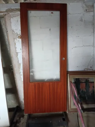 Puerta de madera con cristal