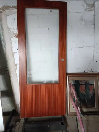 Puerta de madera con cristal