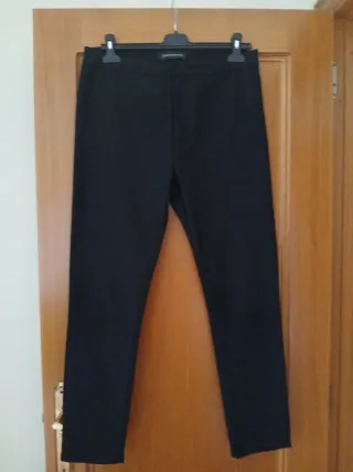 Pantalón pitillo negro tela amelocotonado