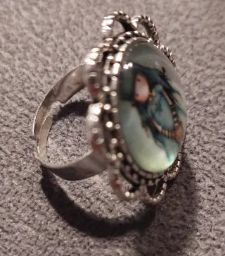 Anillo con figura de niña y osito