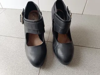 Zapatos de tacón negros con hebilla