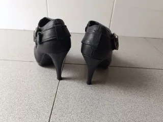 Zapatos de tacón negros con hebilla