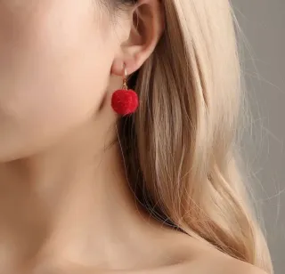 Pendientes bolita roja.