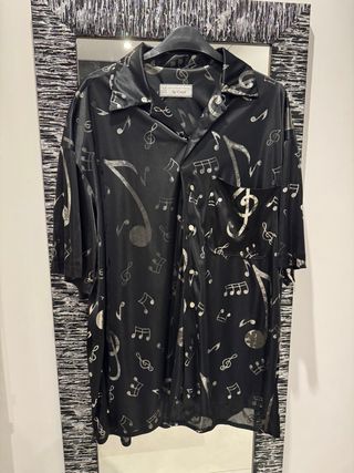 Camisa negra fina con notas musicales