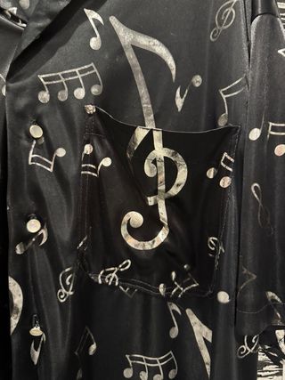 Camisa negra fina con notas musicales