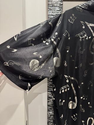 Camisa negra fina con notas musicales