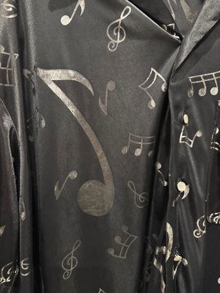 Camisa negra fina con notas musicales