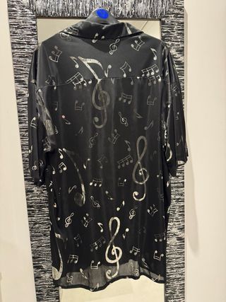 Camisa negra fina con notas musicales