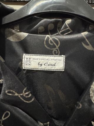 Camisa negra fina con notas musicales