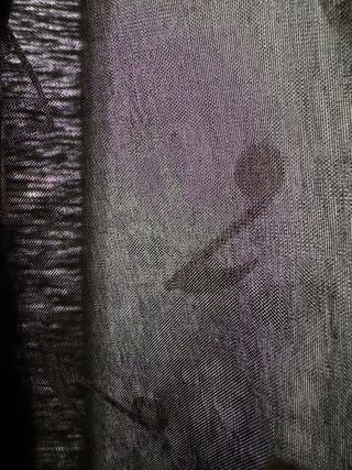 Camisa negra fina con notas musicales