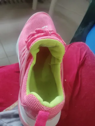 Deportivas rosas y verdes