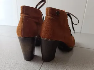 Botines de tacón marrones con cordones