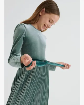 Mono terciopelo verde talla 10 años.   MAYORAL