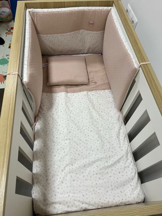 Cuna de bebé con textiles