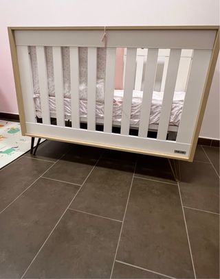 Cuna de bebé con textiles