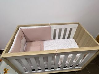 Cuna de bebé con textiles