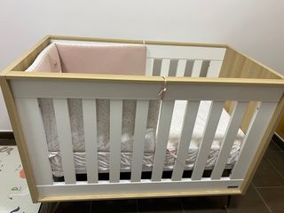 Cuna de bebé con textiles