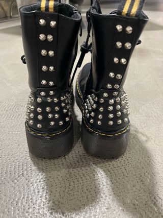 Botas con tachuelas, negras, talla 39. Como nuevas