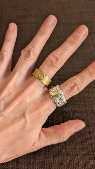 Anillos dorados y plateados
