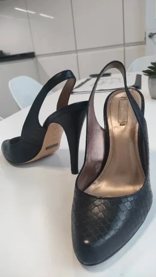 Zapatos de tacón negros piel de serpiente