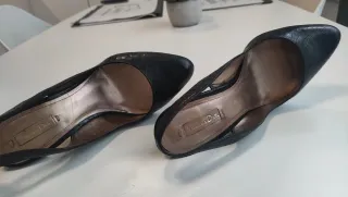 Zapatos de tacón negros piel de serpiente