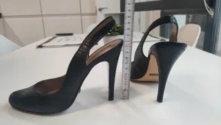 Zapatos de tacón negros piel de serpiente