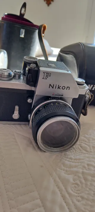 Cámara Analógica Nikon F con Objetivo