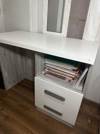Escritorio blanco y gris con cajones