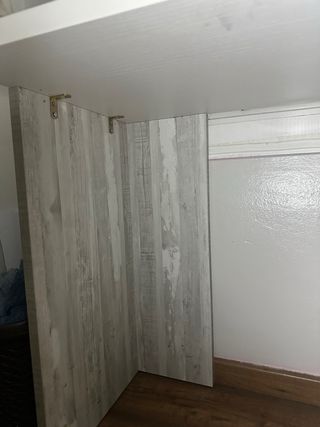 Escritorio blanco y gris con cajones