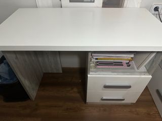 Escritorio blanco y gris con cajones