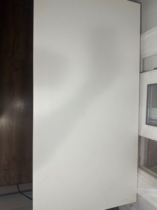 Escritorio blanco y gris con cajones