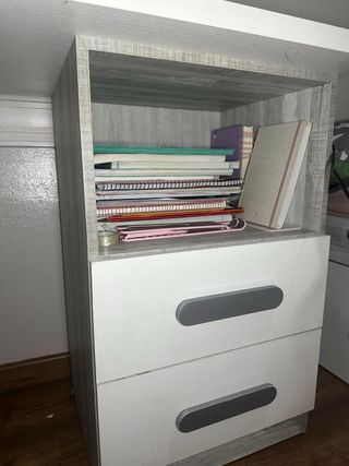 Escritorio blanco y gris con cajones