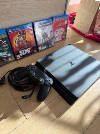 PS4 Slim 500GB Nera + 4 Giochi