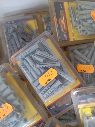 Lote tacos y tornillos ferretería