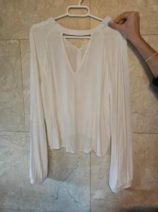 Camisa blanca vaporosa cuello alto